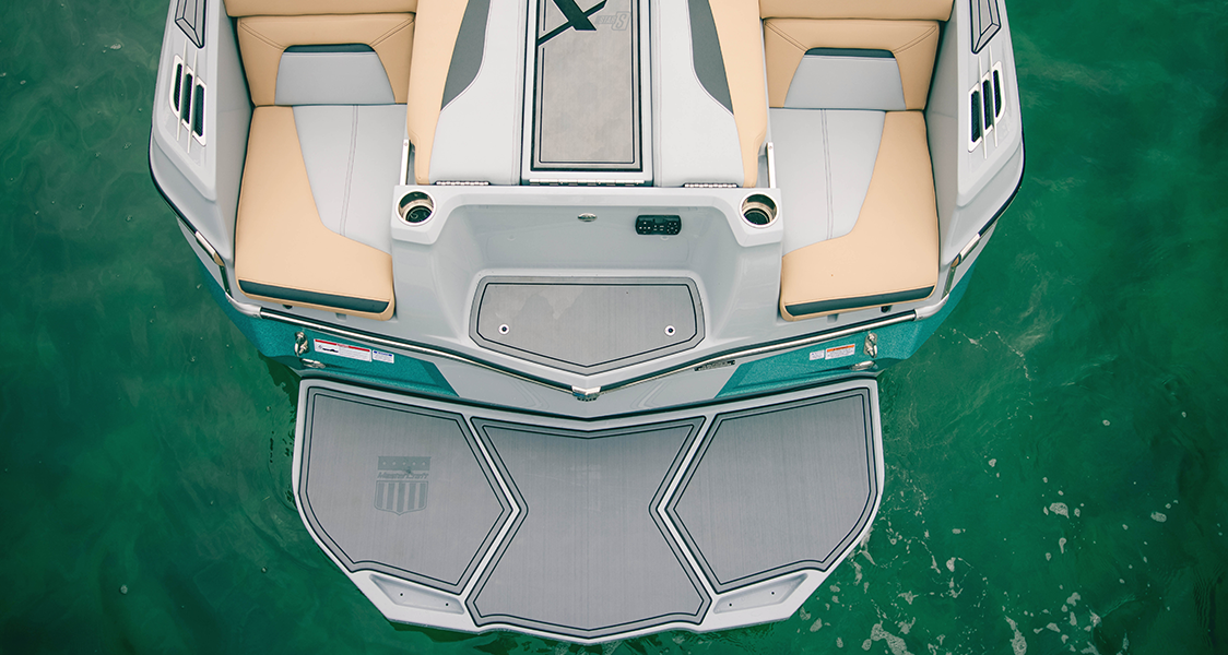 Swim platform on the XStar S with aluminum brackets